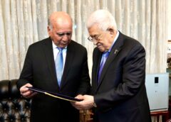 وزير الخارجية يسلّم الرئيس الفلسطيني دعوة رسمية لحضور القمة العربية في بغداد