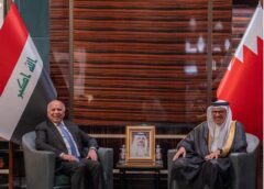 وزير الخارجية يسلم ملك البحرين دعوة لحضور القمة العربية في بغداد