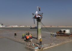 تعويم القطعة الخرسانية الرابعة داخل حوض التصنيع بميناء الفاو